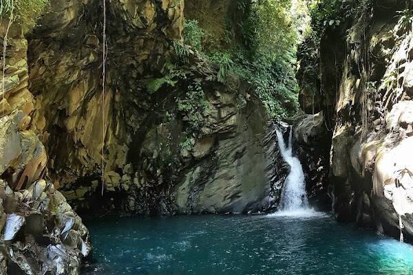 Drame à Saint-Claude : un jeune homme emporté par un rappel d’eau à Saut Matouba