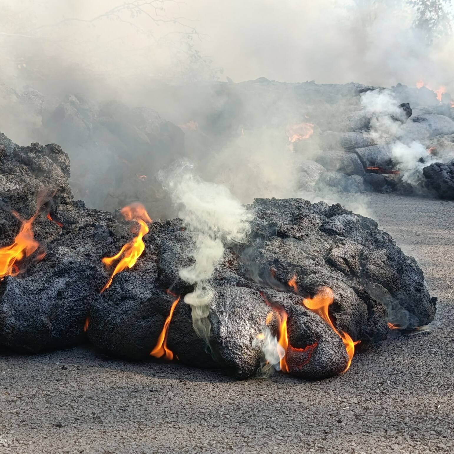 La Réunion : l’éruption du Piton de la Fournaise détruit la route et fascine toujours autant