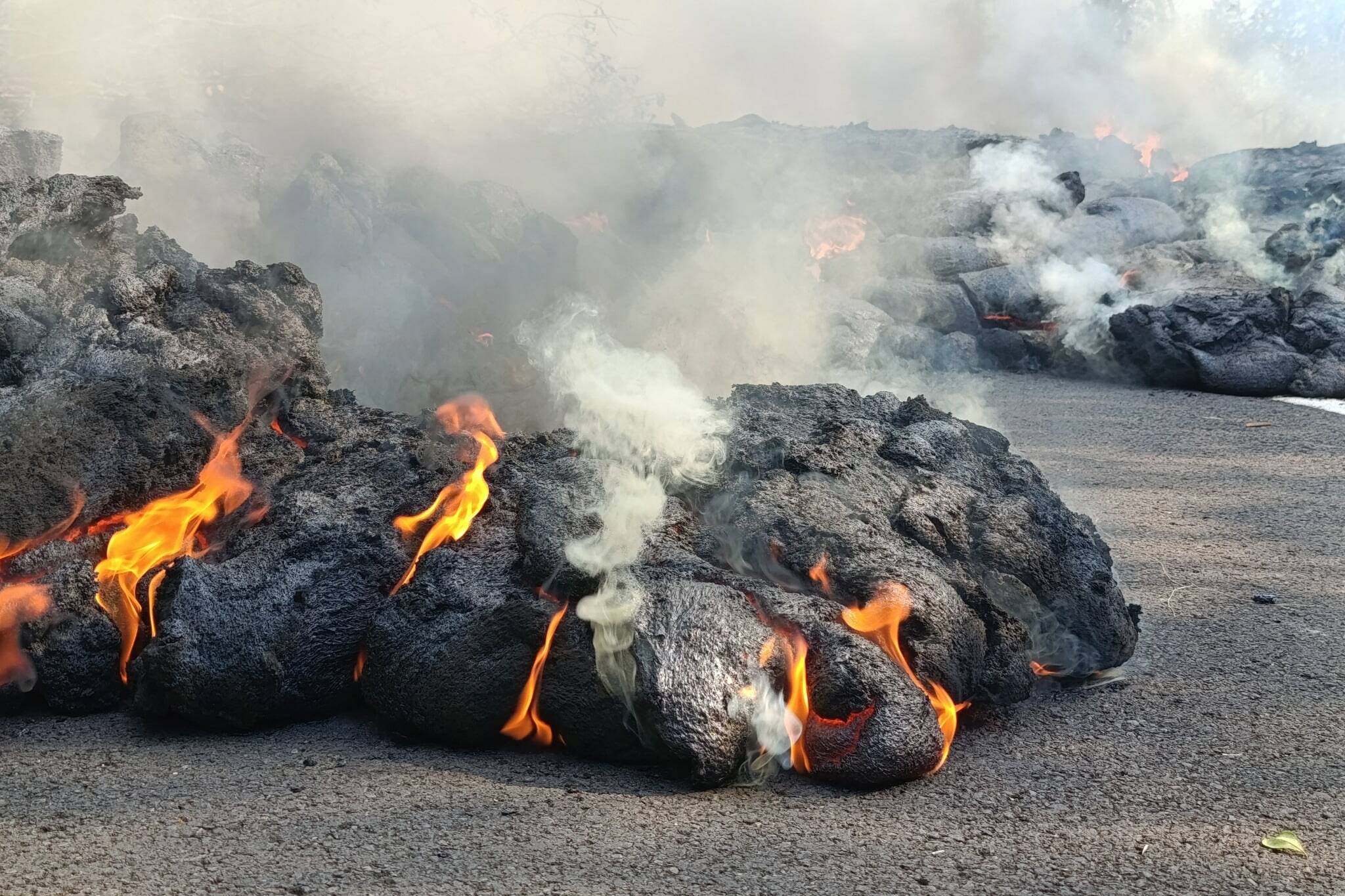 La Réunion : l’éruption du Piton de la Fournaise détruit la route et fascine toujours autant