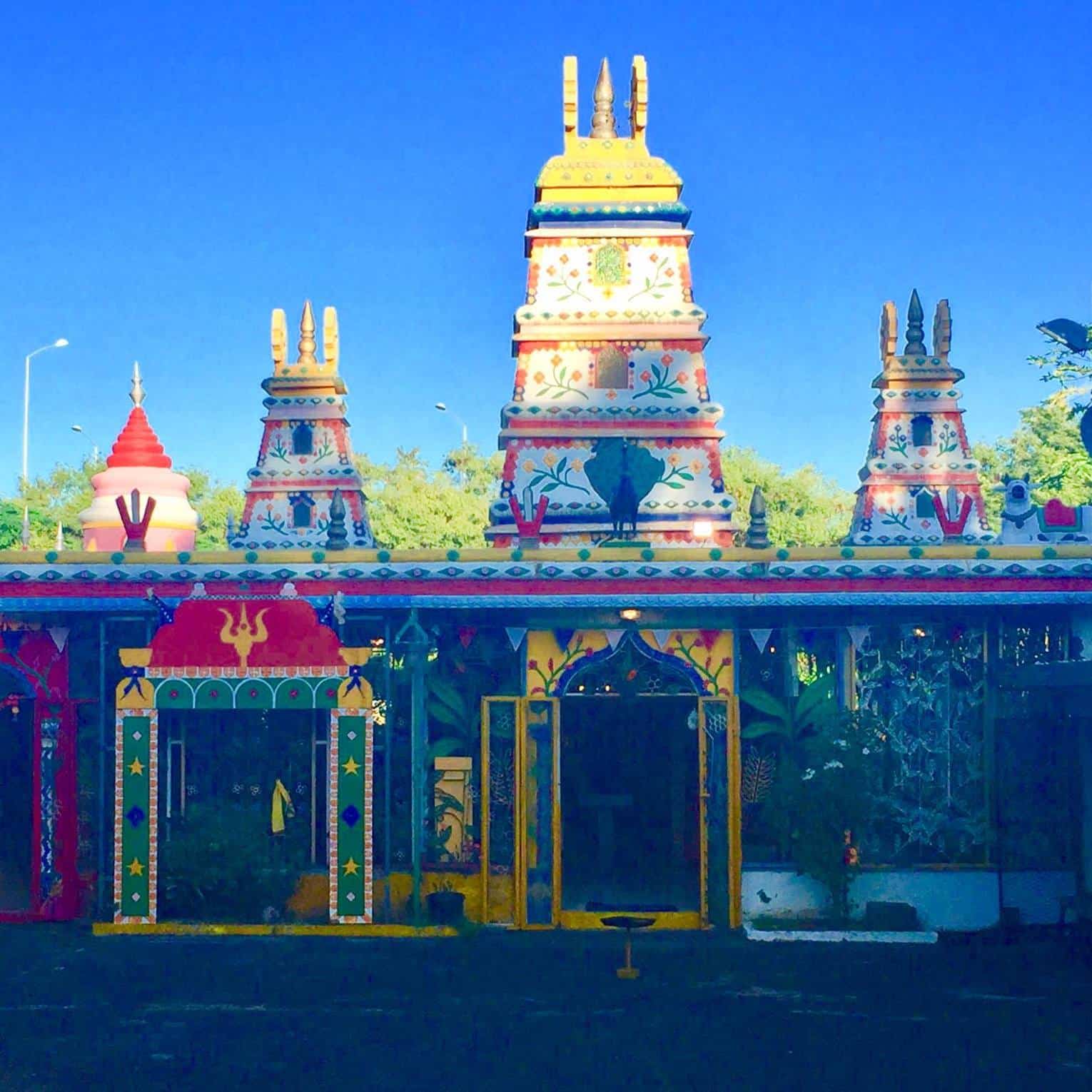 La Réunion : une marche sur le feu perpétue une tradition hindoue à Gillot