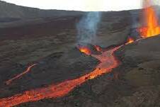 La Réunion : une coulée de lave menace la Route des Laves, vigilance renforcée à Saint-Philippe