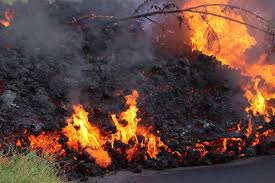 La Réunion : la lave coupe de nouveau la RN2, vigilance maximale autour du volcan