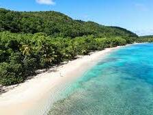 Marie-Galante : une brigade verte mobilisée pour défendre les plages et sensibiliser le public