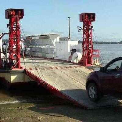 Guyane : la Gabrielle reprend du service pour débloquer les véhicules à Albina