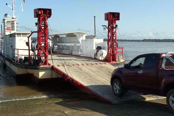 Guyane : la Gabrielle reprend du service pour débloquer les véhicules à Albina