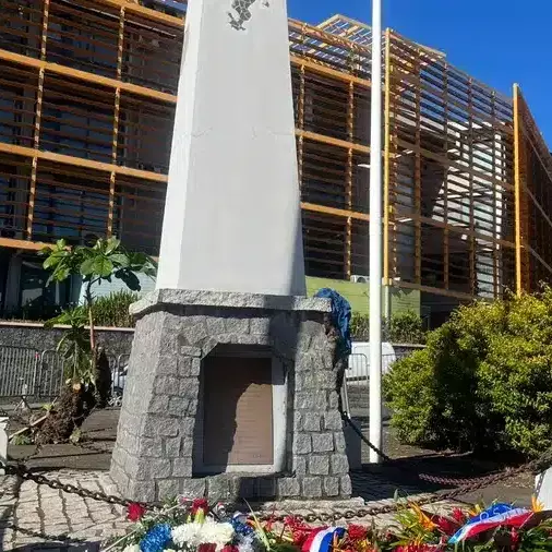 Mayotte commémore l’armistice du 8 mai 1945 sur la place Zakia Madi