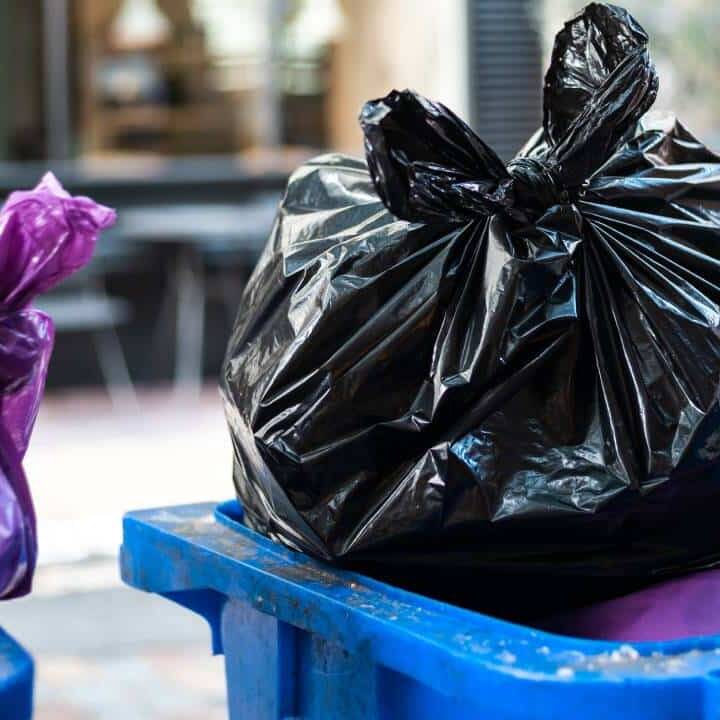 Mayotte : des déchets s’accumulent à Mamoudzou après le retrait de plusieurs poubelles