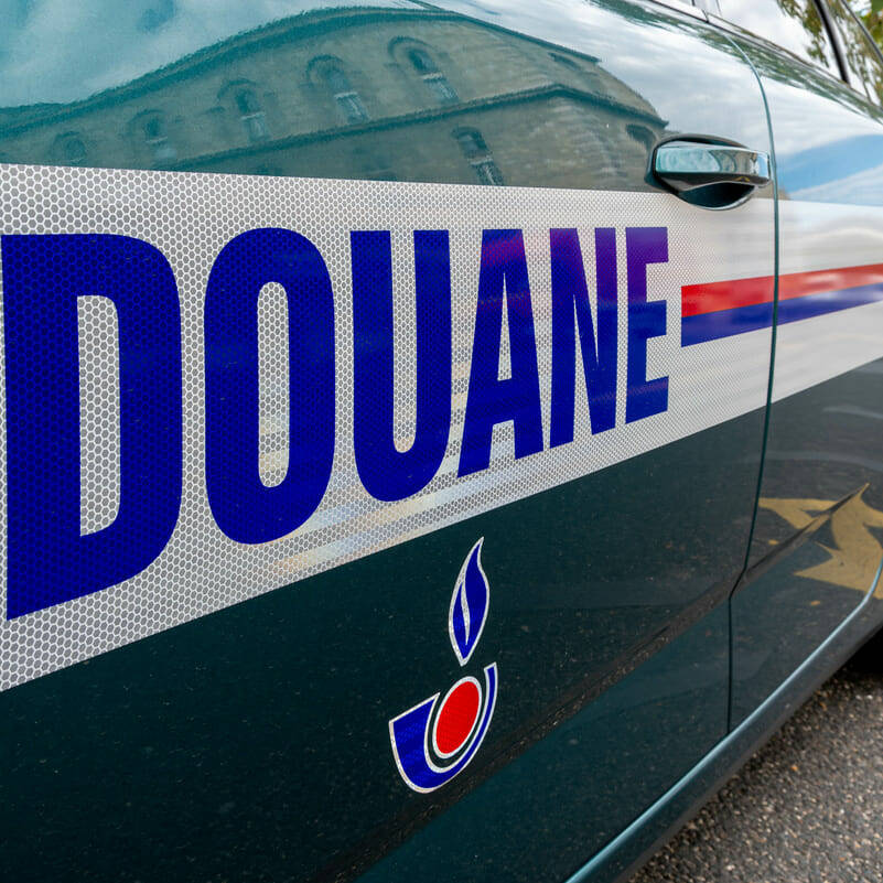 Drogue, arme et 12 000 euros saisis après un contrôle routier à Basse-Terre