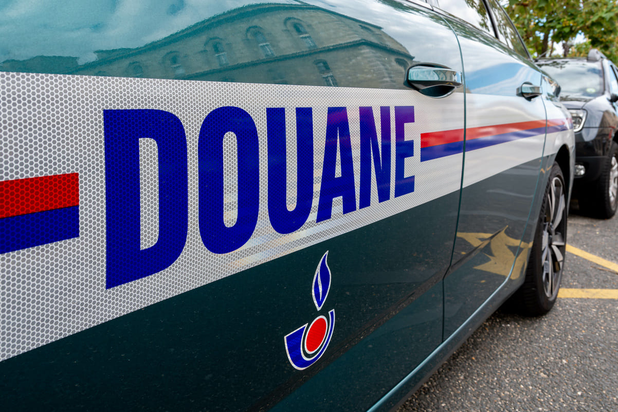 Drogue, arme et 12 000 euros saisis après un contrôle routier à Basse-Terre