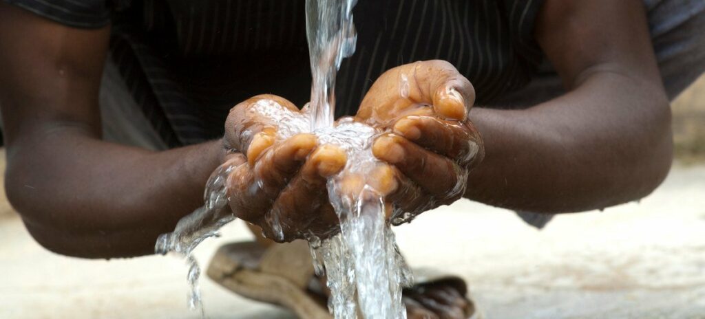 Pointe-Noire : des bactéries détectées dans l'eau de deux écoles, la municipalité contrainte de réagir dans l'urgence