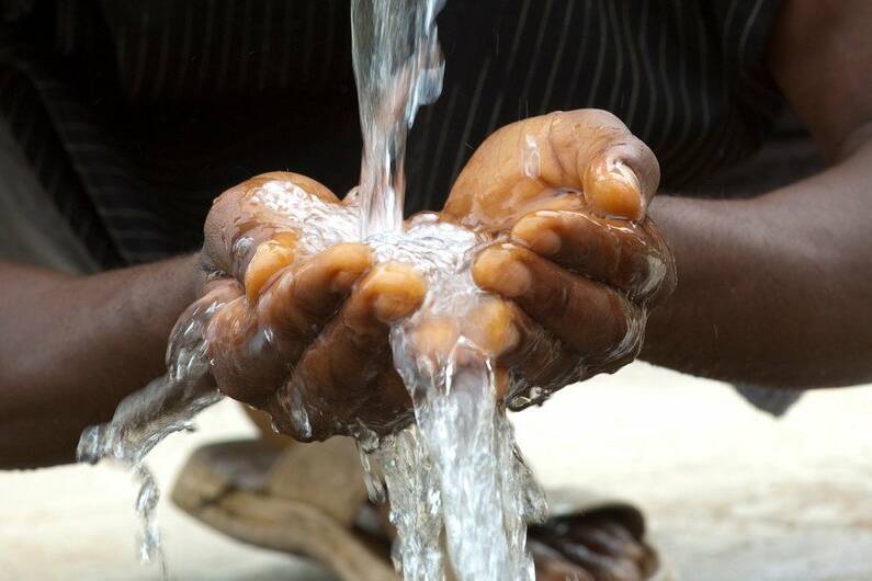 Pointe-Noire : des bactéries détectées dans l'eau de deux écoles, la municipalité contrainte de réagir dans l'urgence