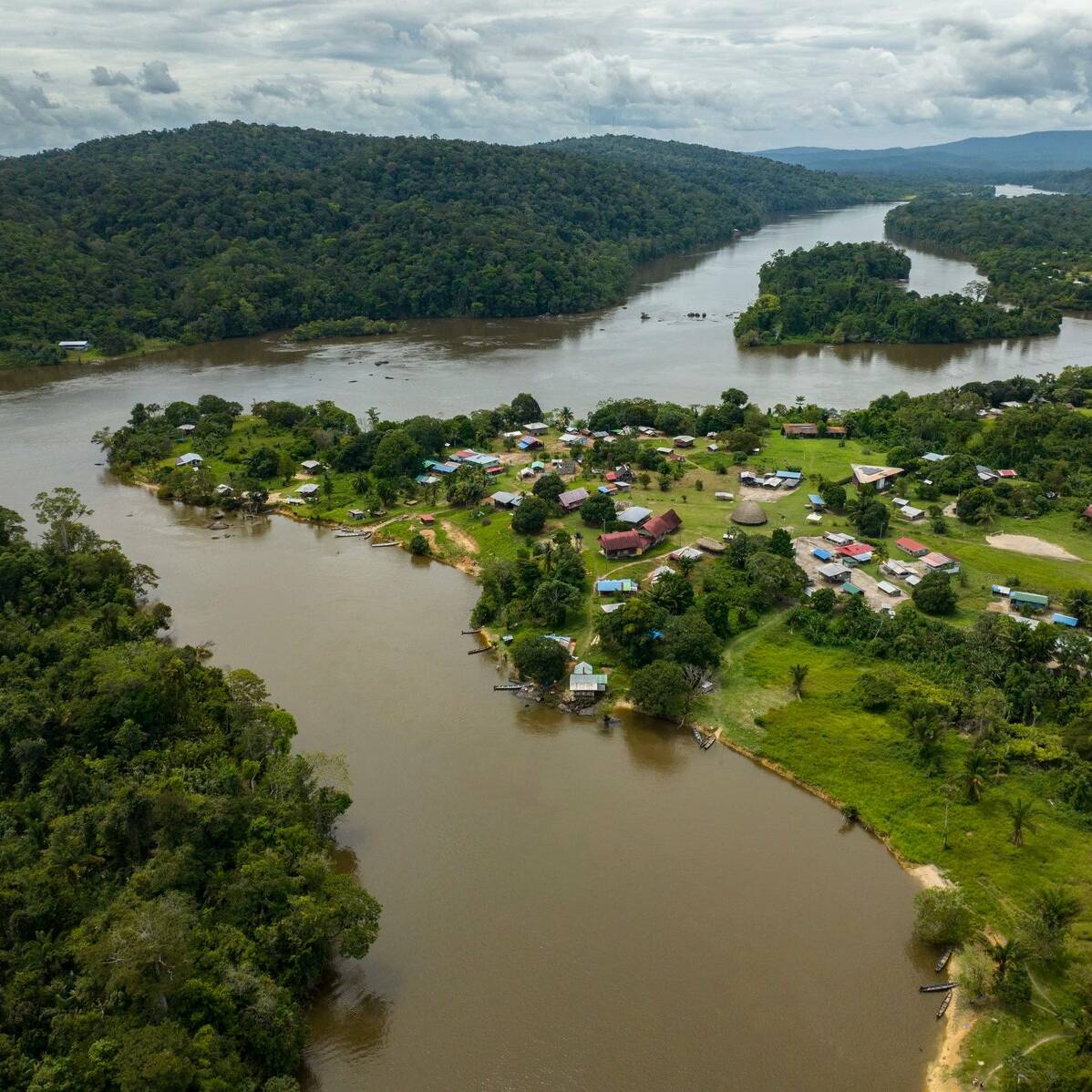 Guyane : un bras de fer politique et économique autour de l'or noir et de l'autonomie