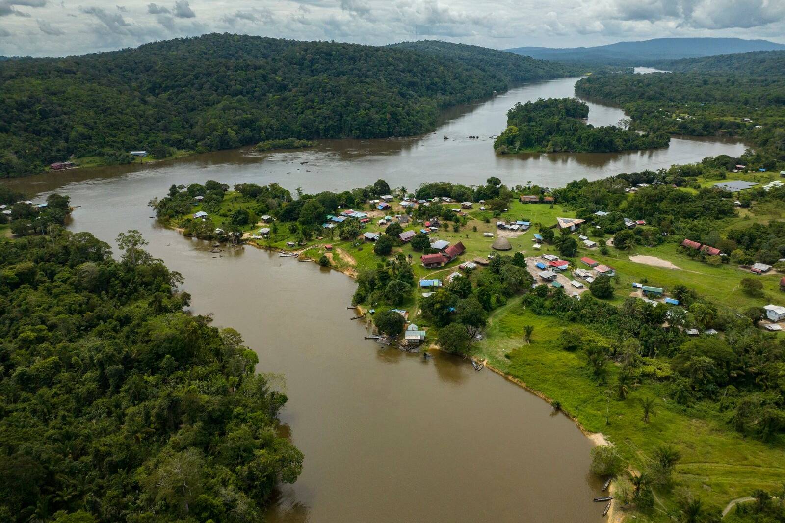 Guyane : un bras de fer politique et économique autour de l'or noir et de l'autonomie