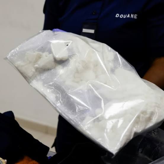 Bora-Bora : un contrôle routier mène à la saisie de drogue, d'argent liquide et de dizaines d'appareils électroportatifs