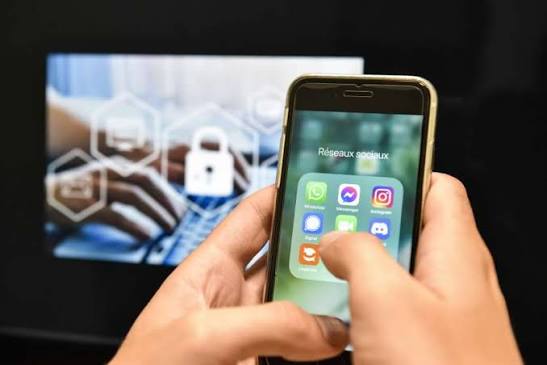 Nouvelle-Calédonie : l'interdiction des réseaux sociaux aux moins de 15 ans ouvre un nouveau chantier