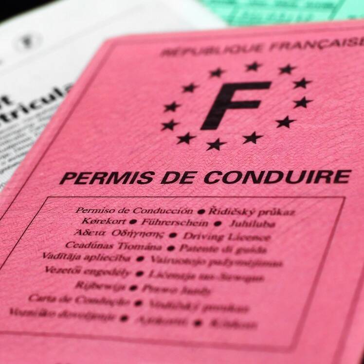 Permis de conduire : le document rose disparaîtra définitivement en 2033