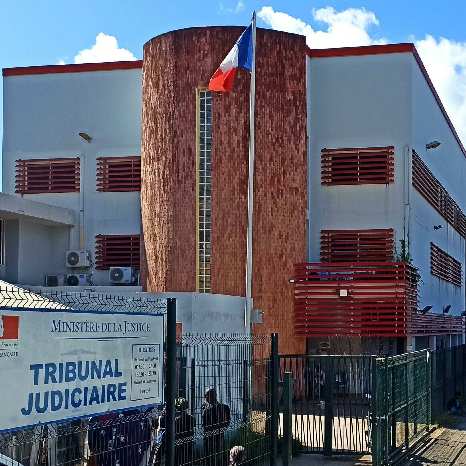 Tribunal de Mamoudzou : Gérald Darmanin annonce des locaux rénovés, le barreau reste prudent