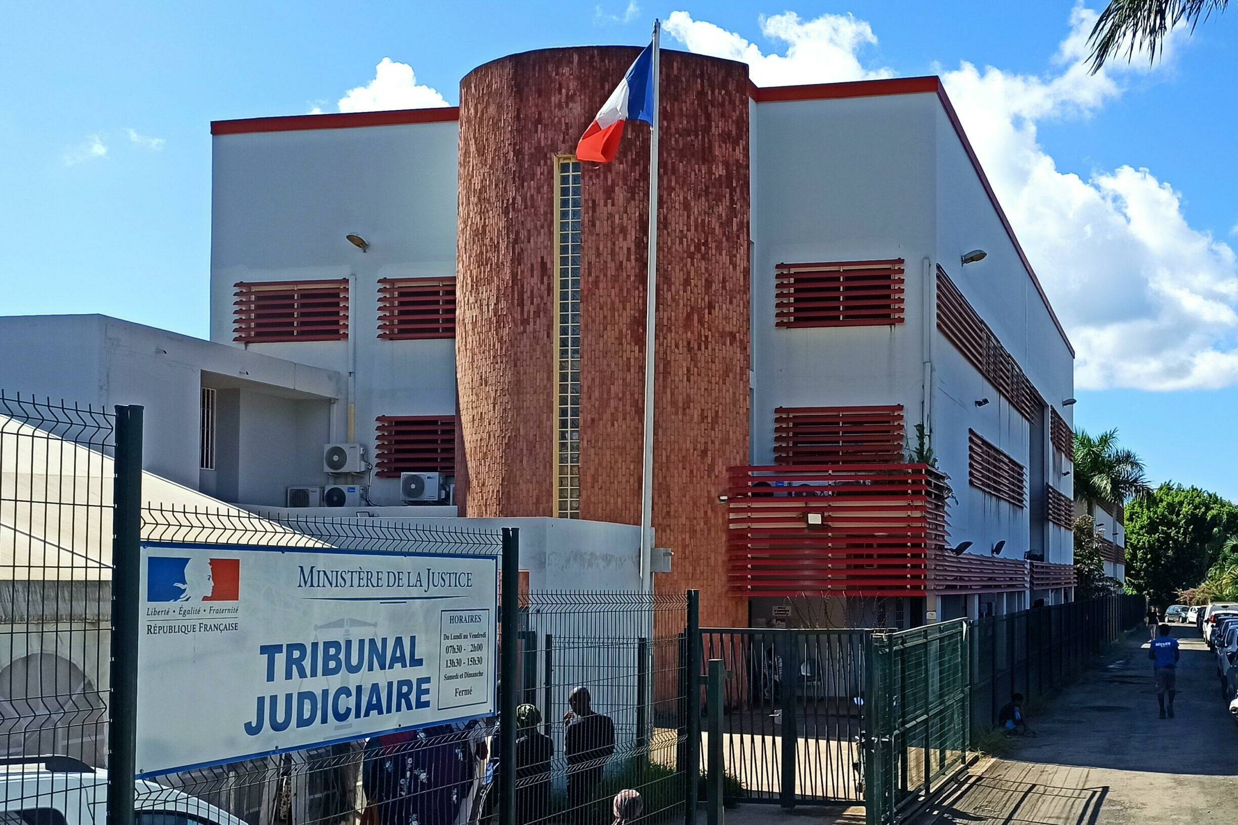 Tribunal de Mamoudzou : Gérald Darmanin annonce des locaux rénovés, le barreau reste prudent