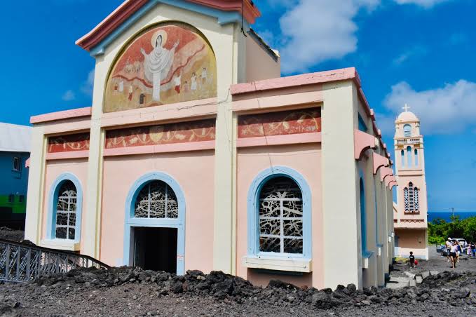 Sainte-Rose : le maire interdit des cérémonies religieuses privées pour préserver la tranquillité publique