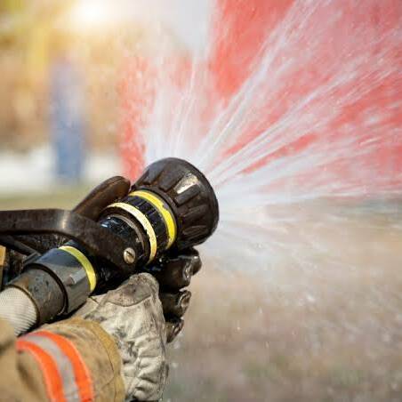 Basse-Terre : un violent incendie ravage une habitation, deux personnes incommodées par les fumées