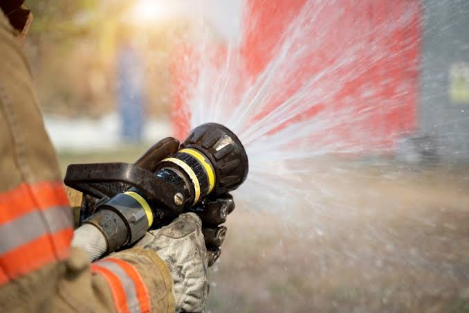 Basse-Terre : un violent incendie ravage une habitation, deux personnes incommodées par les fumées