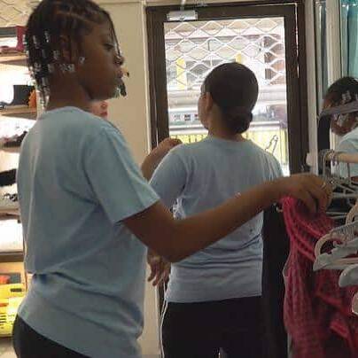 Guyane : une boutique solidaire à Matoury pour préparer la rentrée à seulement un euro