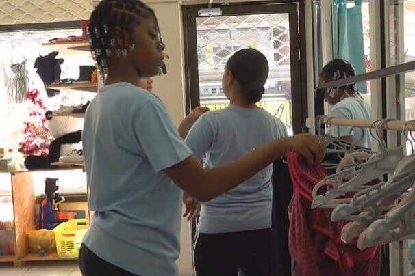 Guyane : une boutique solidaire à Matoury pour préparer la rentrée à seulement un euro