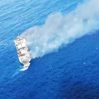 Mayotte : un porte-conteneurs bloqué à la sortie d’une barge après une manœuvre manquée