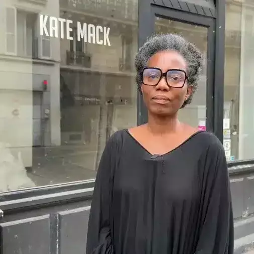 Mode : après la fermeture de sa boutique parisienne, la styliste guadeloupéenne Kate Mack rebondit
