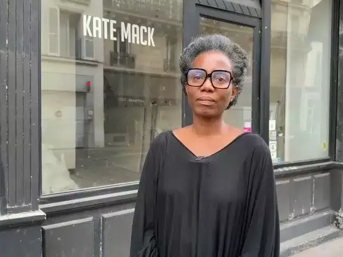 Mode : après la fermeture de sa boutique parisienne, la styliste guadeloupéenne Kate Mack rebondit