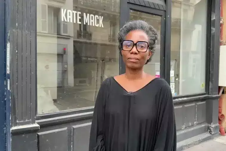Mode : après la fermeture de sa boutique parisienne, la styliste guadeloupéenne Kate Mack rebondit