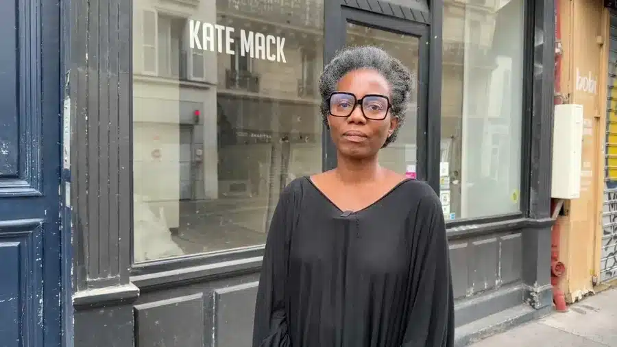 Mode : après la fermeture de sa boutique parisienne, la styliste guadeloupéenne Kate Mack rebondit