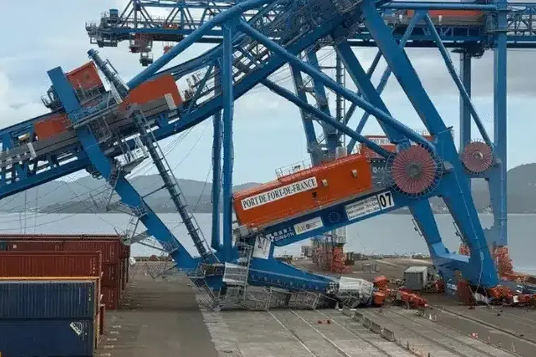 Martinique : le portique accidenté du Grand Port finalement démantelé