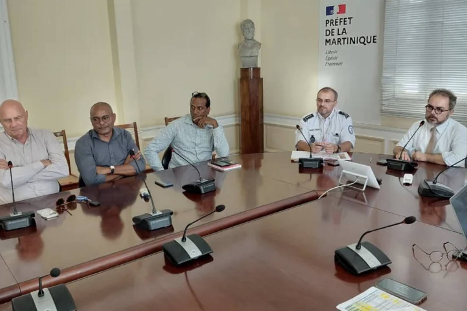 Martinique : avec fermeté et autorité, préfet et maires main dans la main pour stopper les violences de Petitot & co
