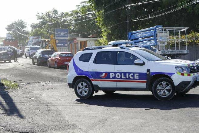 Fort-de-France : des mortiers tirés sur des policiers en marge d’un rassemblement lycéen, un suspect interpellé