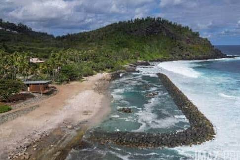 La Réunion : Grande Anse inaugure le plus grand bassin de baignade d’eau de mer de l’île