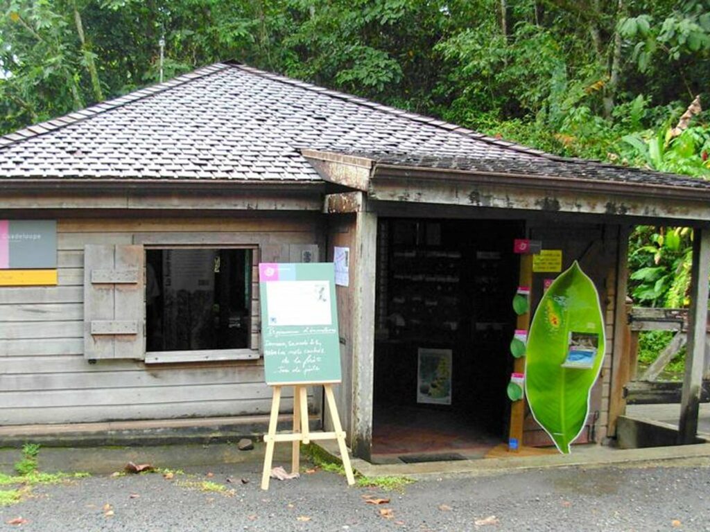 Petit-Bourg : un carbet pédagogique baptisé en hommage à Pierre Justine à la Maison de la Forêt